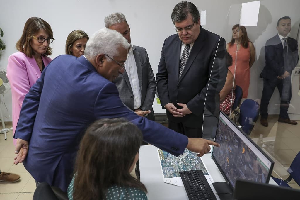 Primeiro-Ministro, António Costa, acompanhado pela Ministra da Justiça, Catarina Sarmento e Castro, durante processo execução do cadastro simplificado, Vila de Rei, 13 julho 2022 (Foto: Miguel A. Lopes/Lusa)