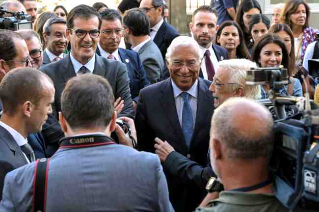 O Primeiro-Ministro, acompanhado pelo Presidente da Câmara Municipal do Porto, Rui Moreira, na reabertura da Escola Alexandre Herculano. Foto: Fernando Veludo/ LUSA