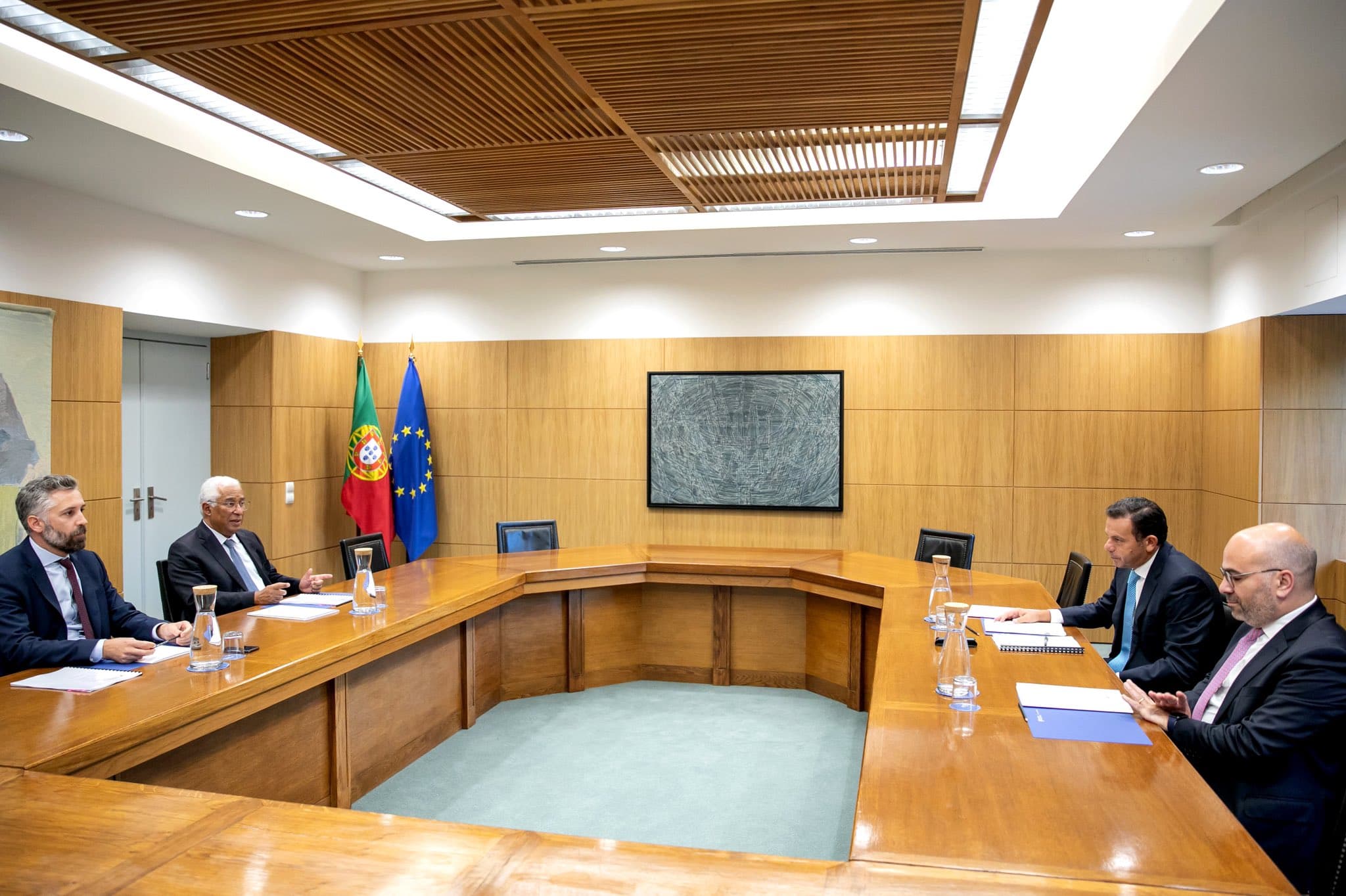 Primeiro-Ministro António Costa, e Ministro das Infraestruturas e Habitação, Pedro Nuno Santos, com o Presidente do PSD, Luís Montenegro, e o vice-presidente Pinto Luz, na reunião sobre o aeroporto de Lisboa, Lisboa, 23 setembro 2022