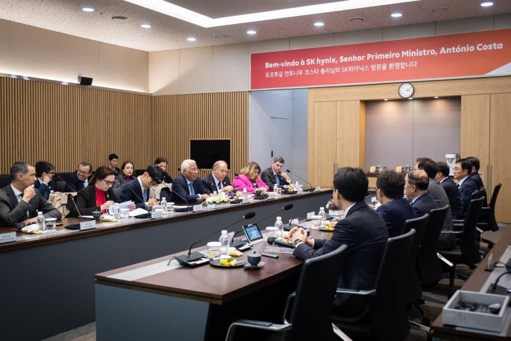 Primeiro-Ministro António Costa e Ministros António Costa Silva, Elvira Fortunato e João Galamba com a administração da multinacional SK, Coreia do Sul, 11 abril 2023