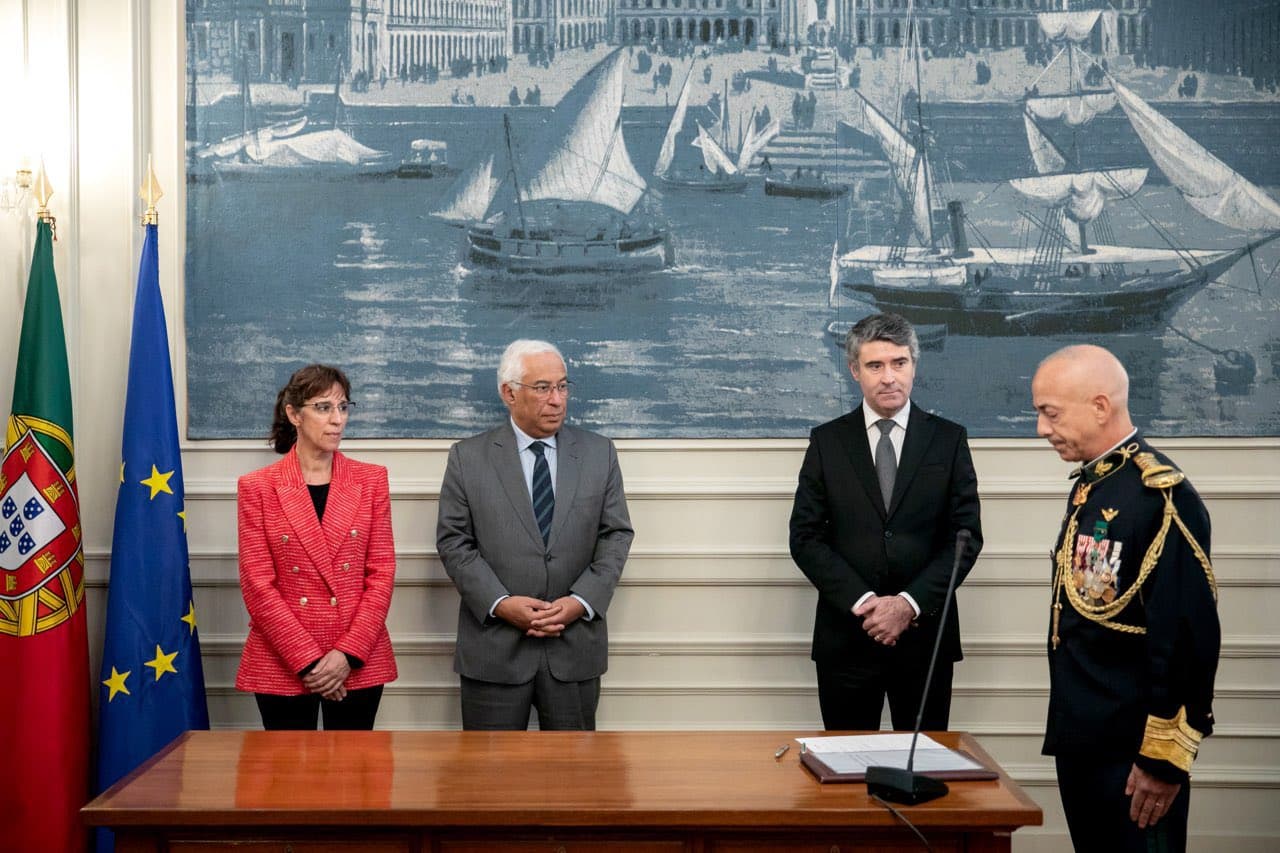 Primeiro-Ministro António Costa, Ministros da Administração Interna, José Luís Carneiro, e da Defesa Nacional, Helena Carreiras, na posse do comandante-geral da Guarda Nacional Republicana, Lisboa, 22 novembro 2022