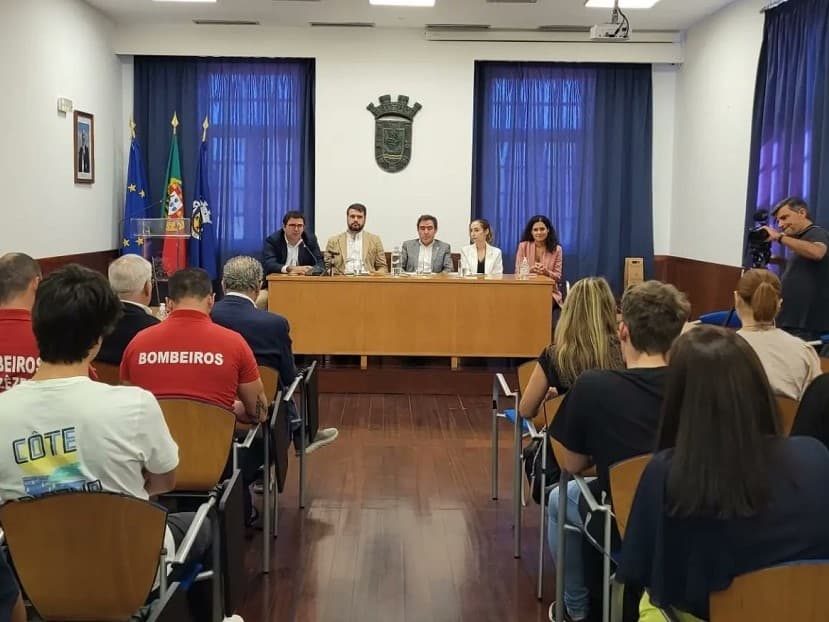 Secretário de Estado da Juventude e do Desporto, João Paulo Correia, com jovens voluntários do programa para as florestas, Baião, 31 agosto 2022