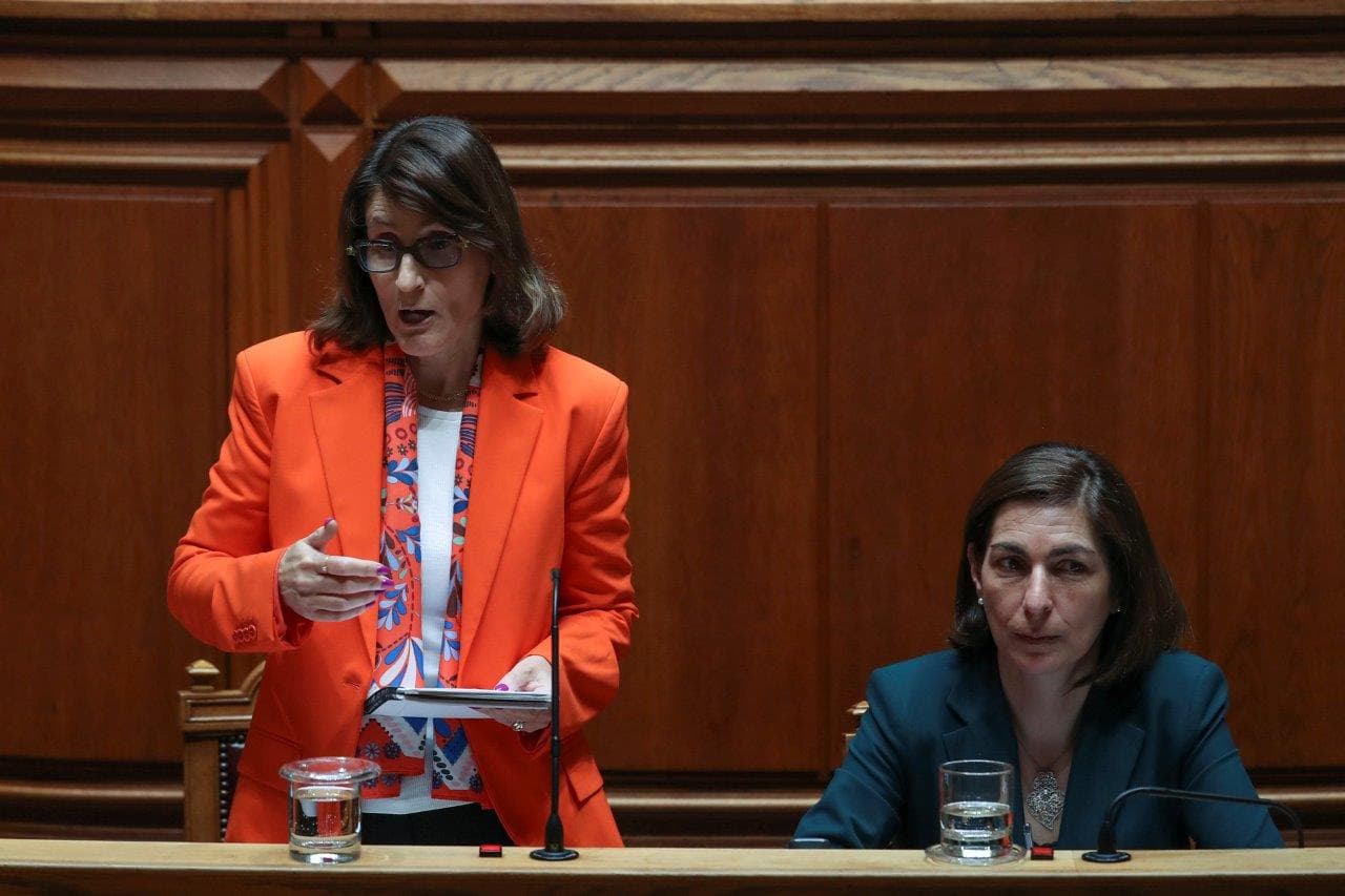Ministras da Justiça, Catarina Sarmento e Castro, e Adjunta e dos Assuntos Parlamentares, Ana Catarina Mendes, no debate da legislação sobre metadados, Assembleia da República, 3 junho 2022 (foto António Cotrim/Lusa)
