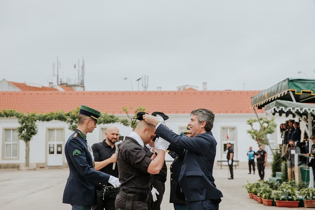 Ministro da Administração Interna, José Luís Carneiro, condecora militares da GNR na cerimónia do 13º
aniversário da Unidade de Intervenção da GNR, Lisboa, 16 maio 2022