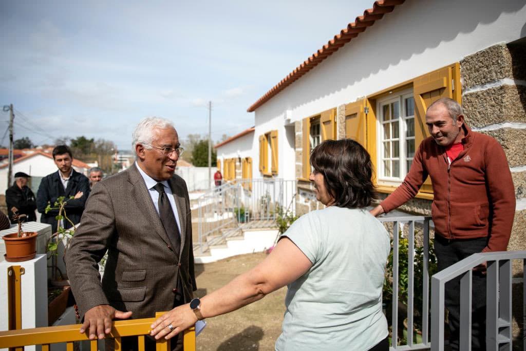 Primeiro-Ministro António Costa com moradores do bairro da Cadeia, Viseu, 31 março de 2023