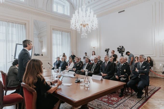 Ministro da Administração Interna e Secretária de Estado da Proteção Civil na apresentação dos resultados do plano de contingência que esteve em vigor nos postos de fronteira aérea, Lisboa, 7 outubro 2022
