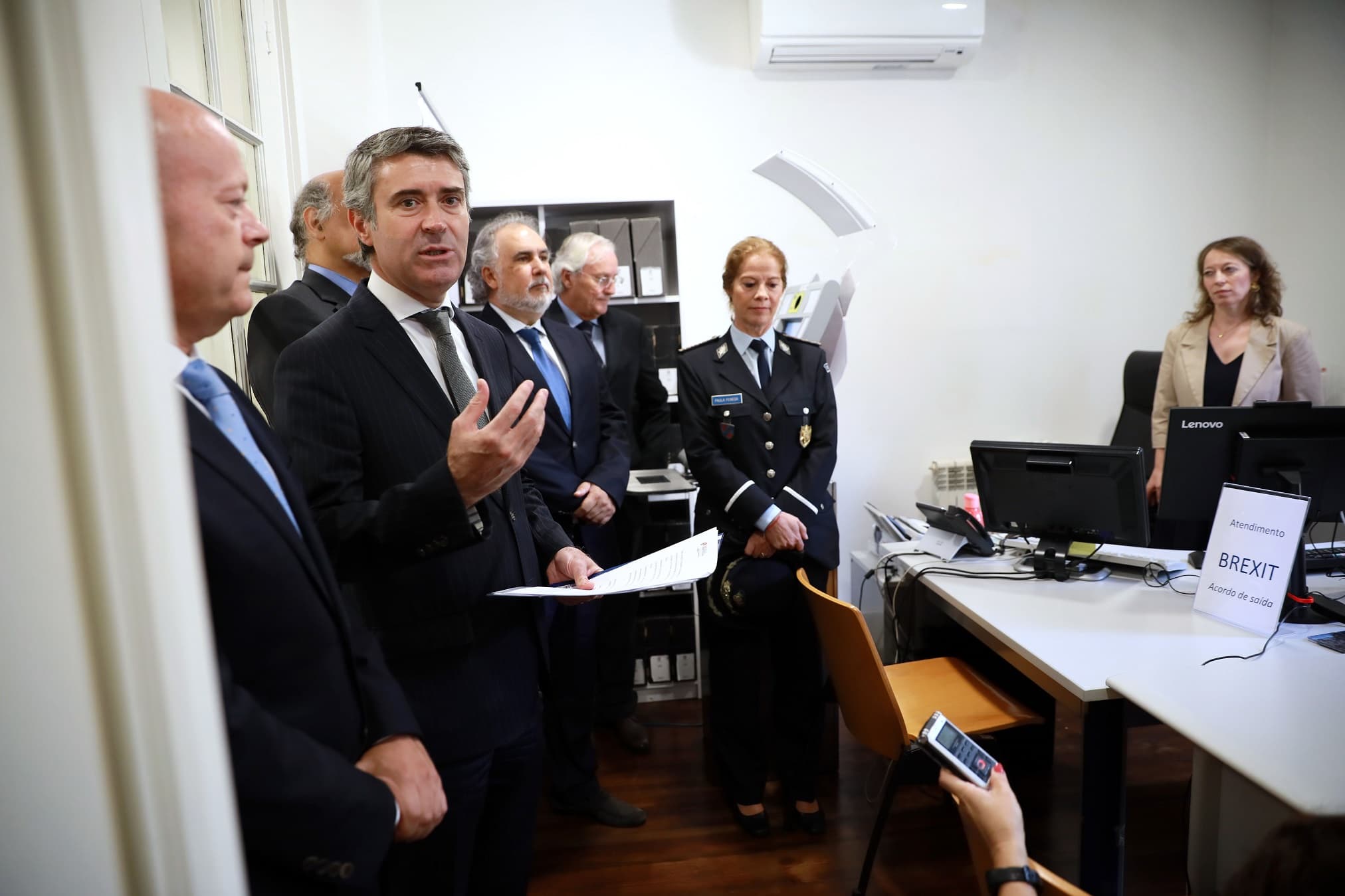 Ministro da Administração Interna, José Luís Carneiro, visita novo posto de atendimento a cidadãos britânicos do Serviço de Estrangeiros e Fronteiras, Porto, 3 outubro 2022 (foto: Estela Silva/ Lusa)