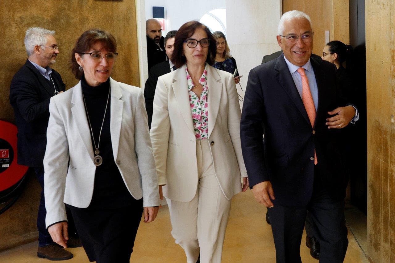 Primeiro-Ministro António Costa e Ministras da Defesa Nacional, Helena Carreiras, e da Ciência, Tecnologia e Ensino Superior, Elvira Fortunato, na sessão do Dia Mundial da Ciência, Lisboa, 24 novembro 2022 (foto: António Pedro Santos/Lusa)