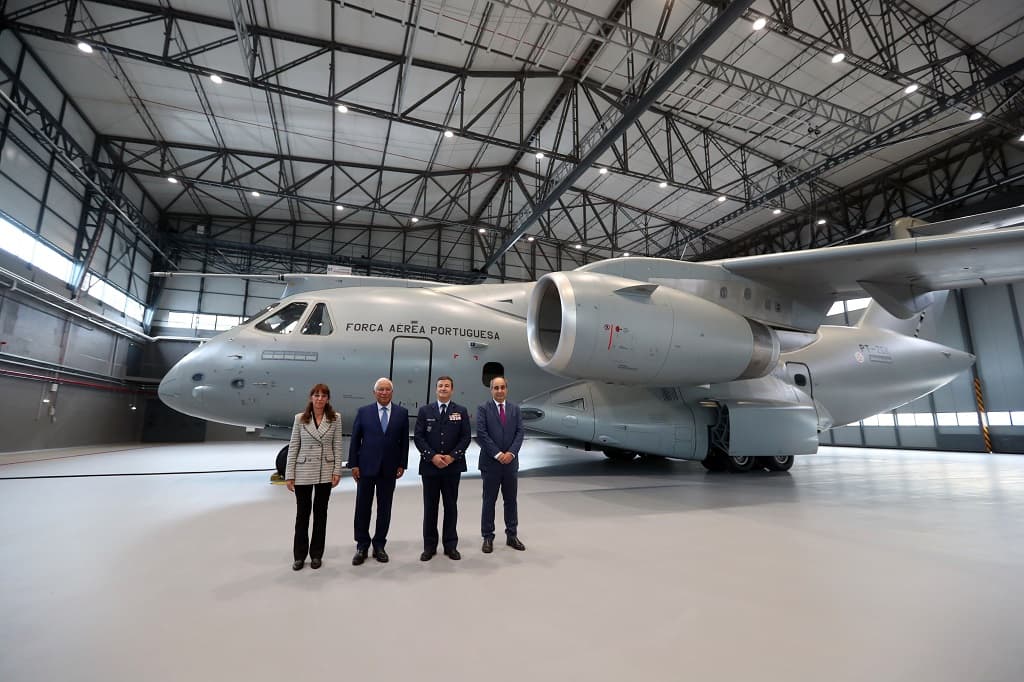 Primeiro-Ministro, António Costa, e Ministra da Defesa Nacional, Helena Carreiras, na apresentação da primeira aeronave KC-390 na Base Aérea N.º 11, Beja, 19 de outubro de 2022 (Foto: Nuno Veiga/Lusa)