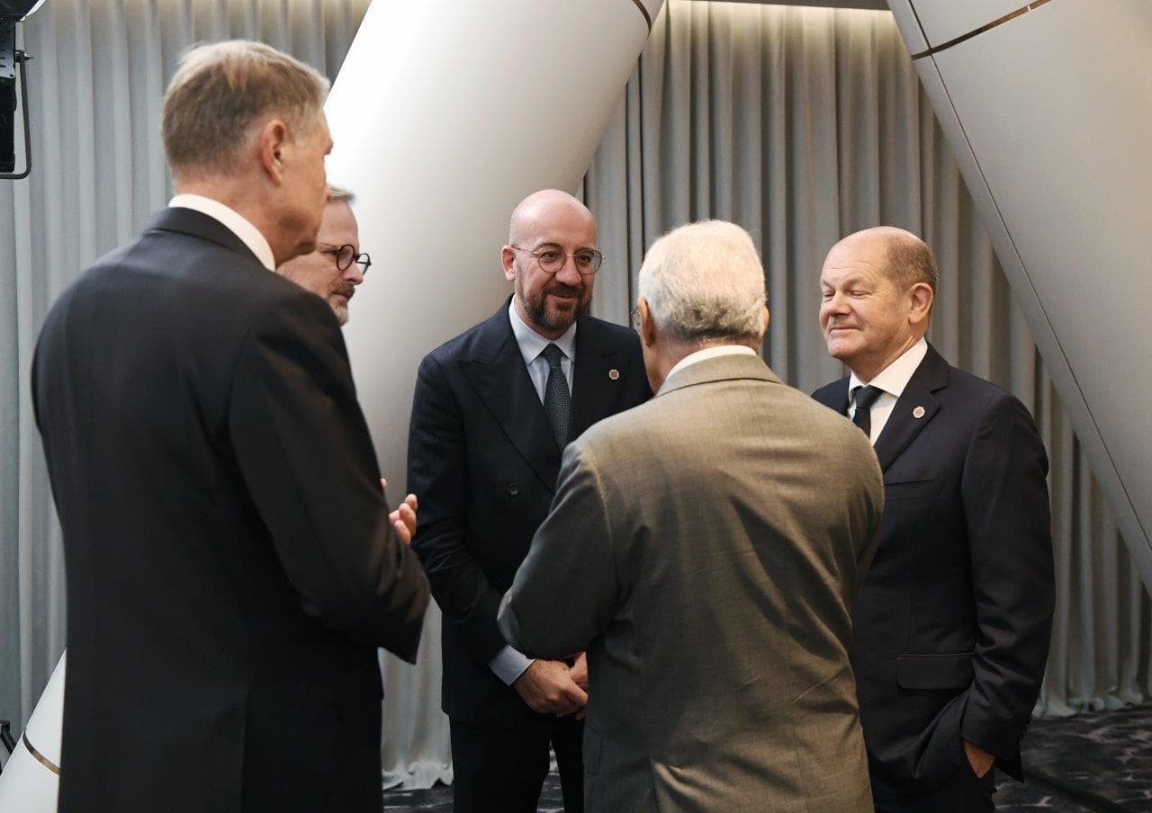 Primeiro-Ministro António Costa com os Presidentes do Conselho Europeu, Charles Michel, e da Roménia, Klaus Ioannis, e os chefes de Governo da Alemanha, Olaf Scholz, e da Chéquia, Petr Fiala, Tirana, 6 dezembro 2022 (Foto: UE)