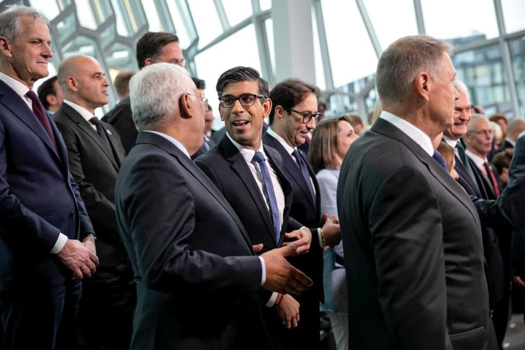 Primeiro-Ministro António Costa conversa com o Primeiro-Ministro do Reino Unido, Rishi Sunak, após a foto de família da Cimeira do Conselho da Europa, Reiquiavique, 17 maio 2023