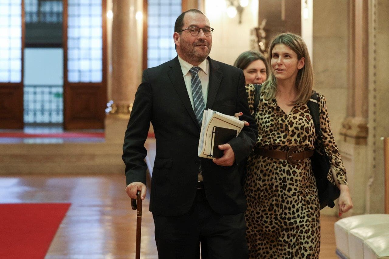 Ministro da Educação, João Costa, e Secretária de Estado da Inclusão, Ana Sofia Antunes, à entrada para a comissão de Trabalho, Segurança Social e Inclusão da Assembleia da República, 21 março 2023 (Foto: António Cotrim/Lusa)