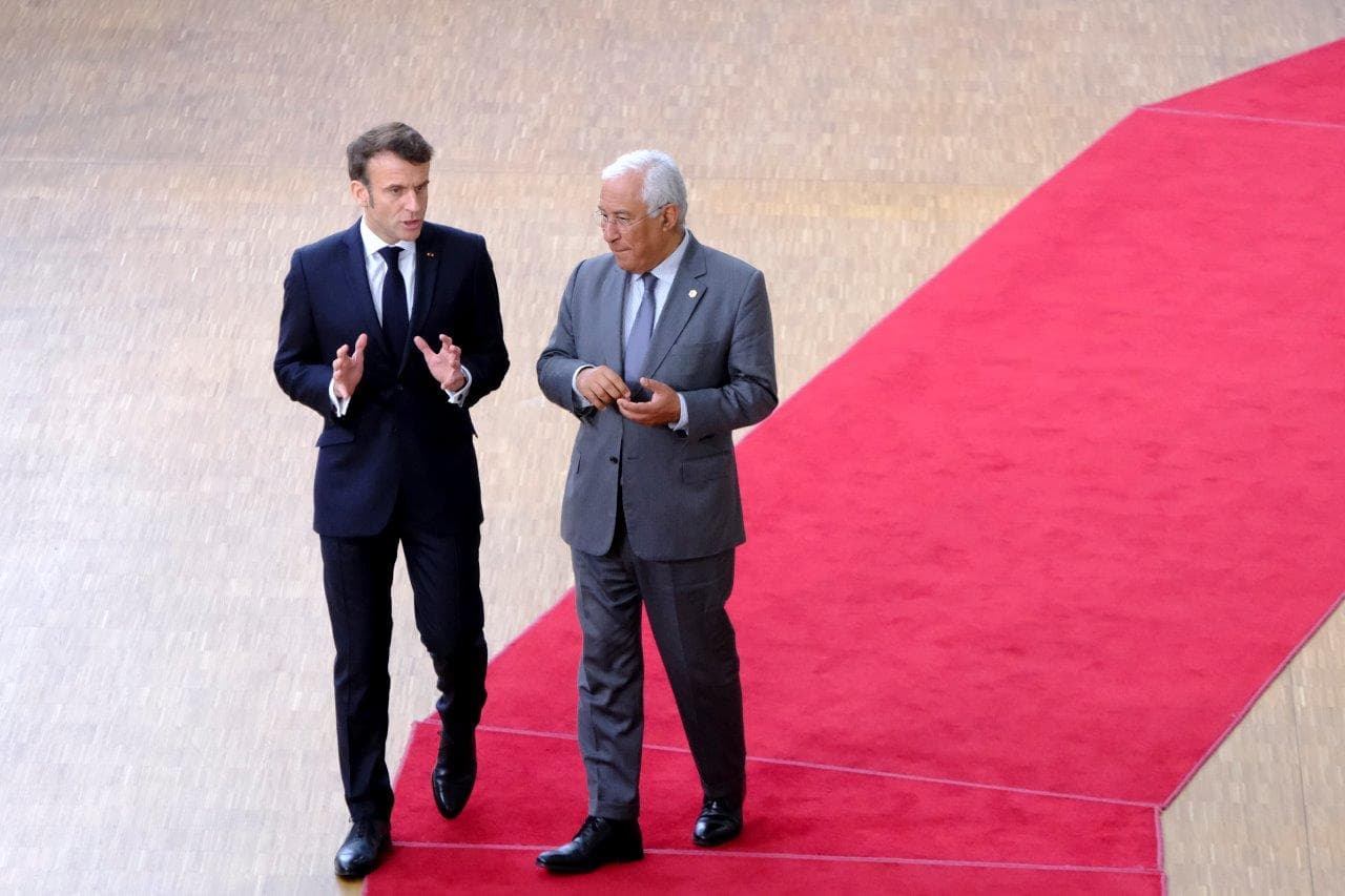 Primeiro-Ministro António Costa e Presidente da República francesa, Emmanuel Macron, num intervalo do Conselho Europeu, Bruxelas, 9 fevereiro 2023 (foto: União Europeia)