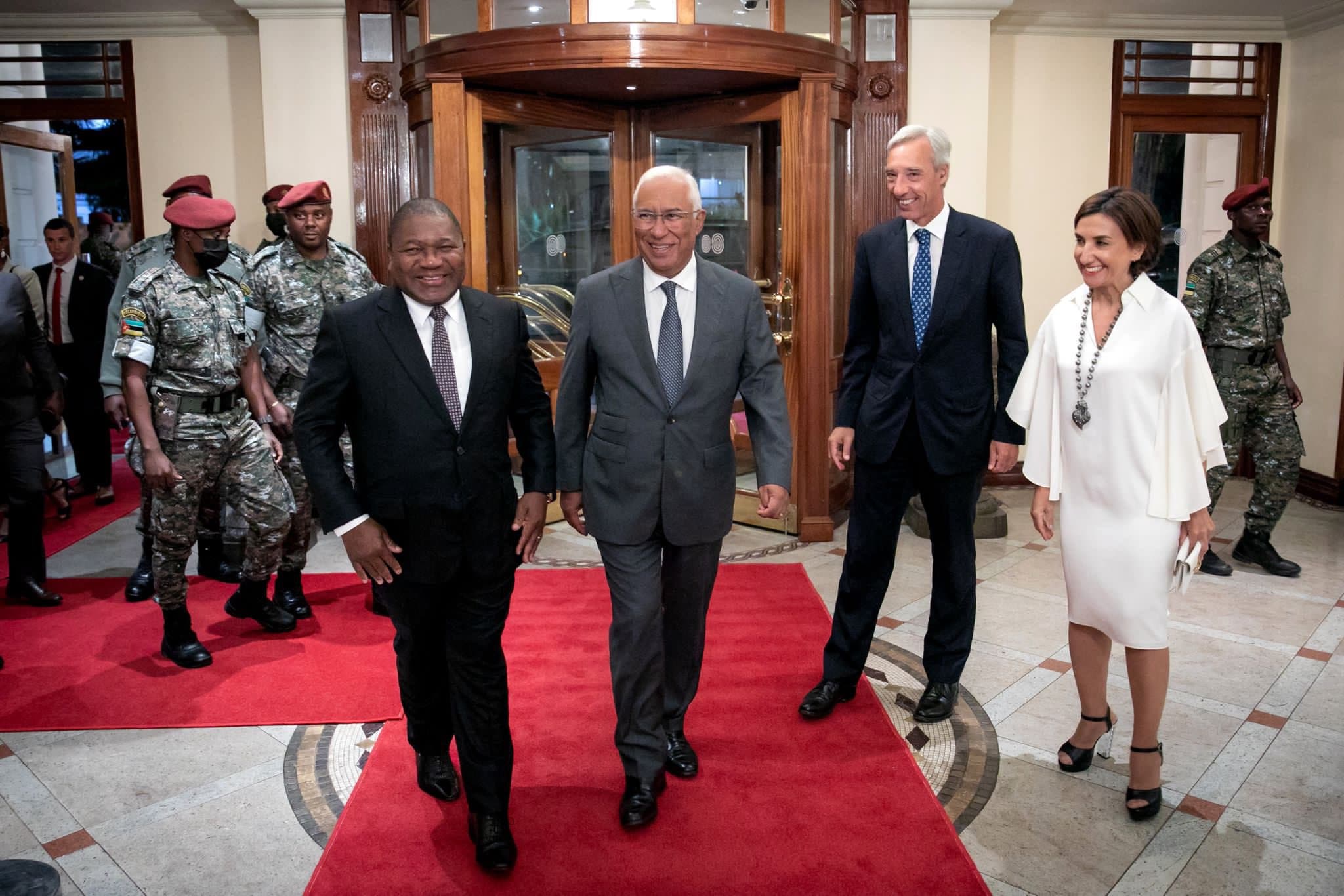 Primeiro-Ministro António Costa e Presidente de Moçambique, Filipe Nyusi, à entrada para o jantar oferecido ao Chefe do Estado moçambicano, Maputo, 2 setembro 2022