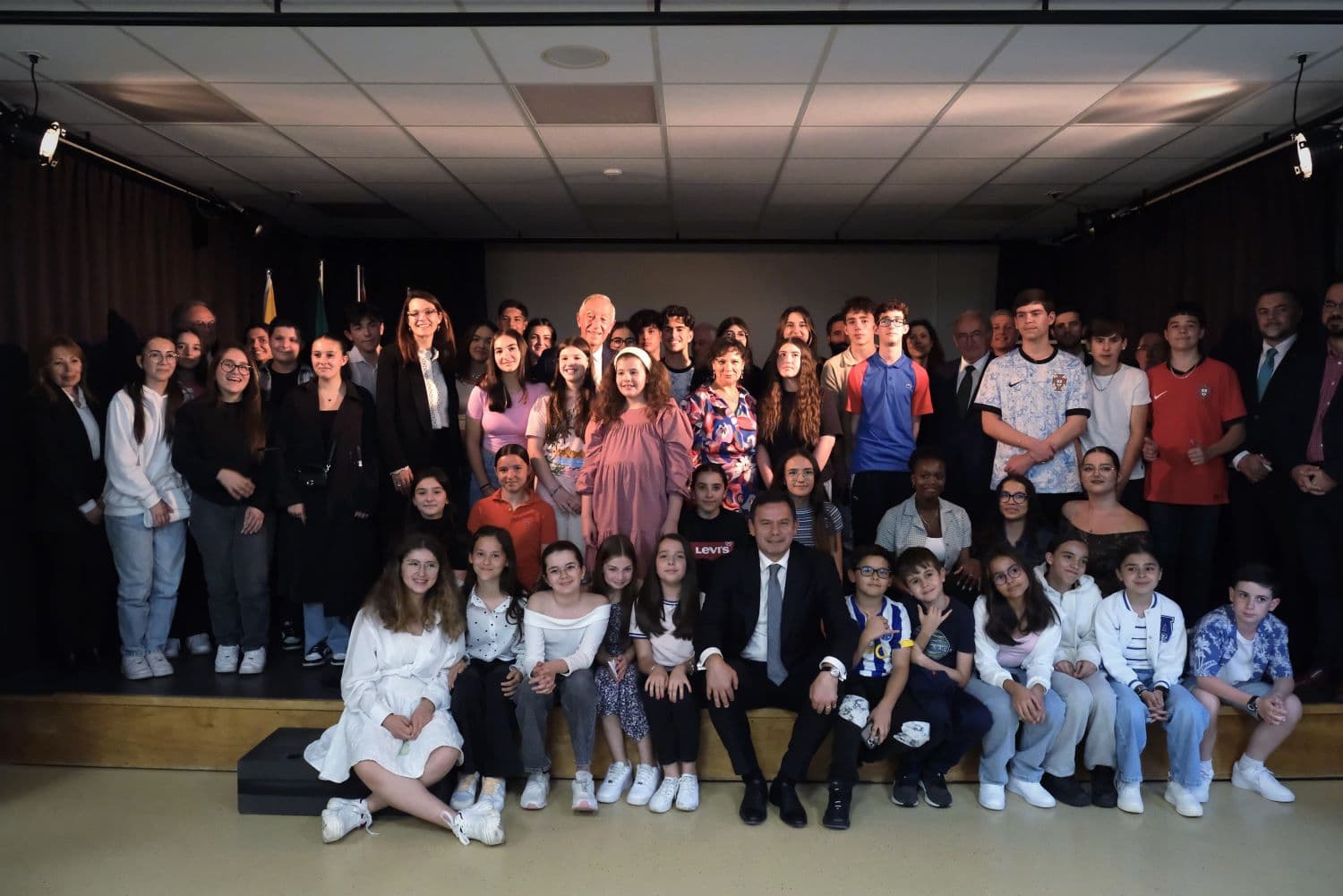 Primeiro-Ministro, Luís Montenegro, com alunos de português em Genebra, Suíça. 11 de junho de 2024 (Foto: Gonçalo Borges Dias/GabPM)