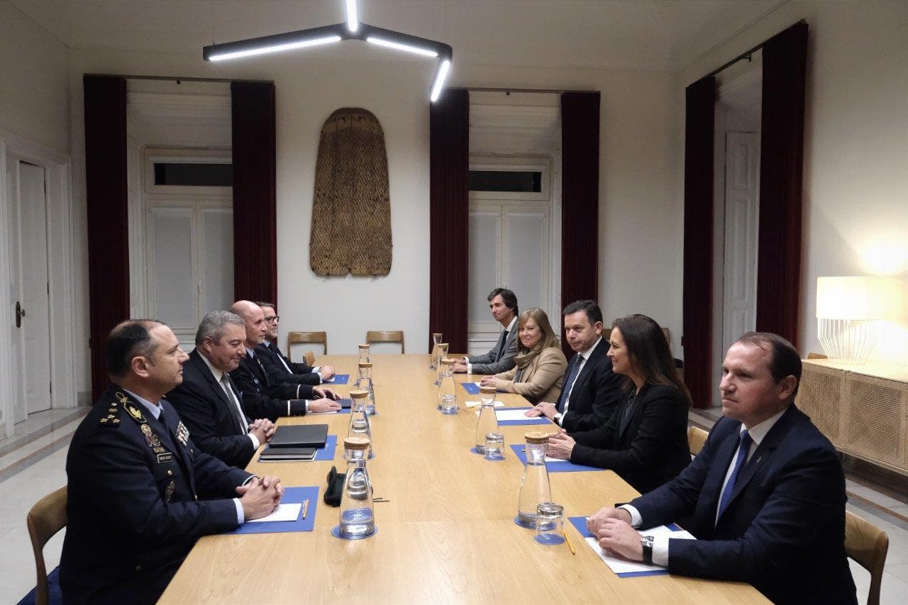 Primeiro-Ministro Luís Montenegro, Ministras Rita Alarcão Júdice e Margarida Blasco, dirigentes máximos do Sistema de Segurança Interna, da PJ, da PSP e da GNR na reunião sobre segurança interna, Lisboa, 27 novembro 2024 (foto: Gonçalo Borges Dias)