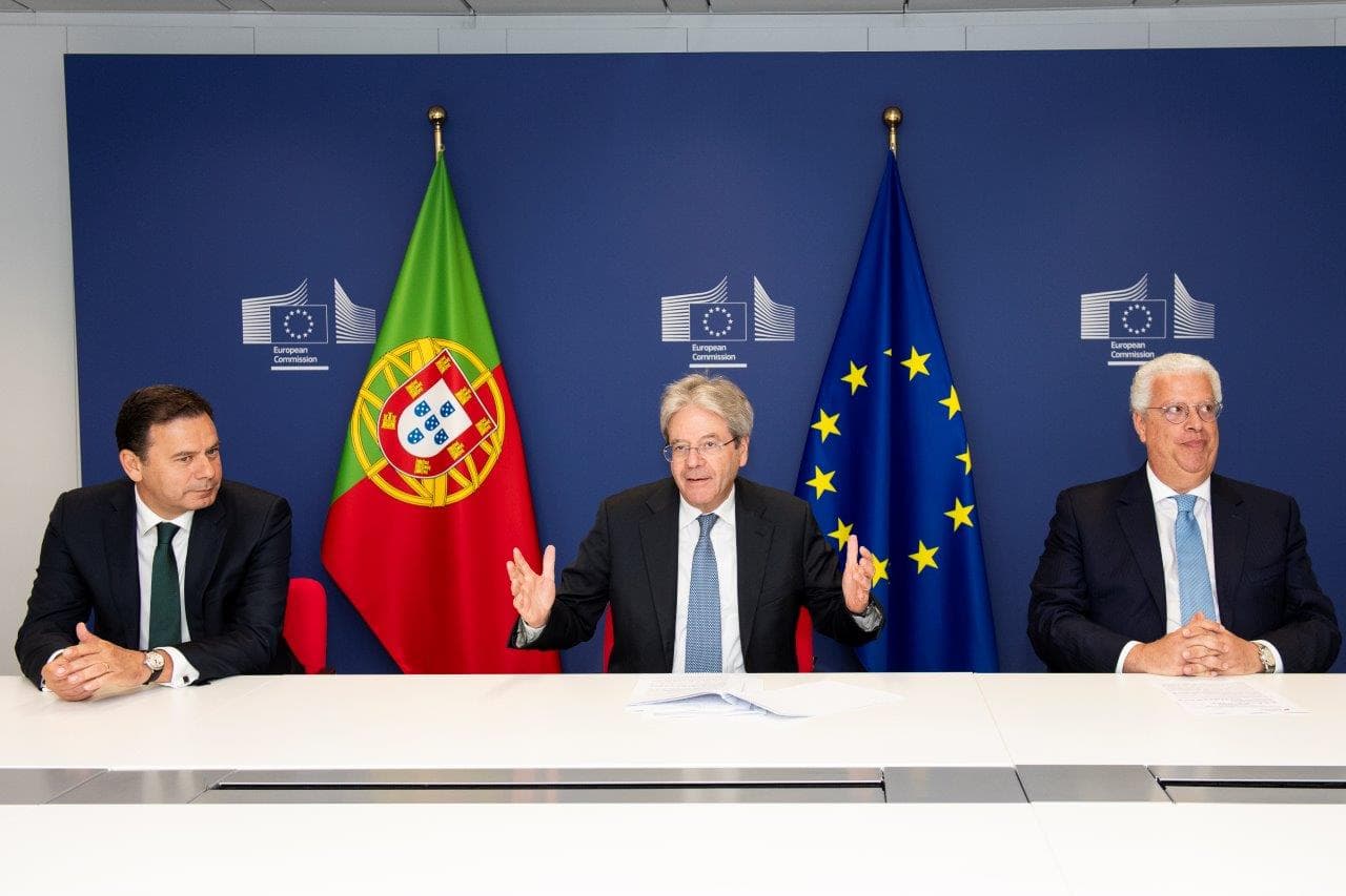 Primeiro-Ministro Luis Montenegro, Comissário Paolo Gentiloni, e Ministro da Economia Pedro Reis, na assinatura do acordo entre a Comissão Europeia e o Banco Português de Fomento, Bruxelas, 18 junho 2024 (Foto: Lukasz Kobus/UE)