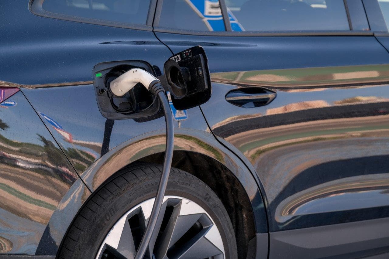 Carregamento de veículo automóvel elétrico (Foto: Diana Quintela)