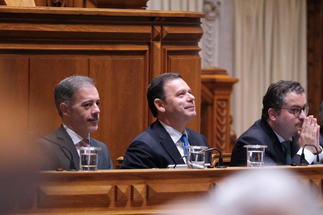 Primeiro-Ministro Luís Montenegro e Ministros de Estado e das Finanças, Miranda Sarmento, e dos Assuntos Parlamentares, Pedro Duarte, na votação final do Orçamento do Estado, Assembleia da República, 29 novembro 2024 (foto: Diana Quintela)