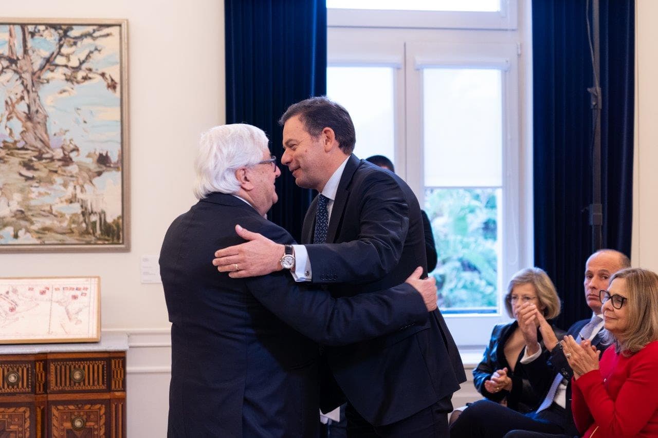 Primeiro-Ministro Luís Montenegro cumprimenta o presidente da União das Misericórdias, Manuel de Lemos, após a assinatura do protocolo sobre saúde, Lisboa, 12 dezembro 2024 (foto: Mariana Branco)