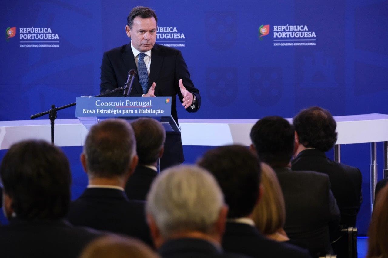 Primeiro-Ministro Luís Montenegro na assinatura de acordos para a construção de 4 483 habitações em 18 municípios, Lisboa, 22 julho 2024 (foto: Diana Quintela)