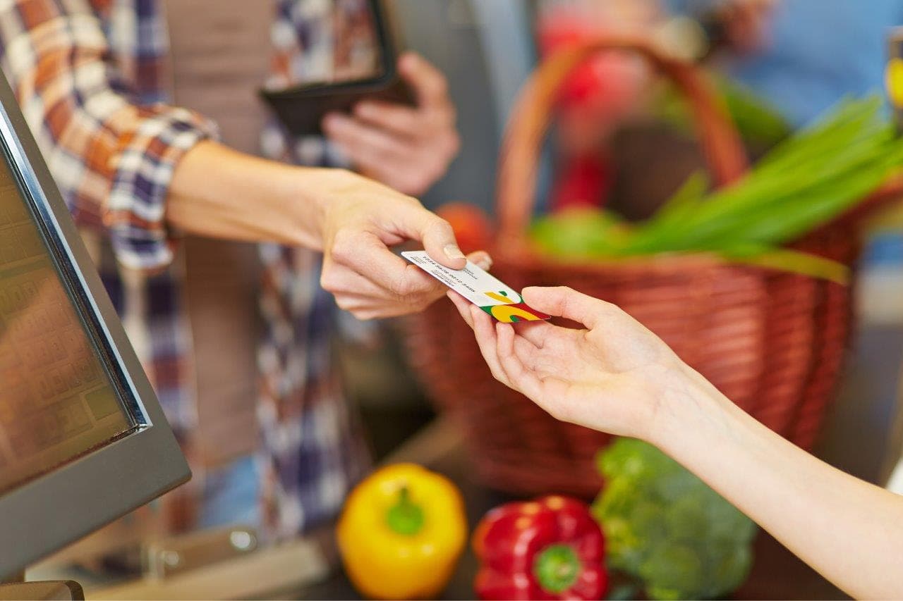 Cartões sociais eletrónicos para ajuda alimentar