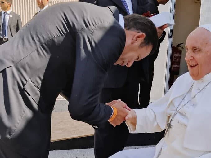 Luís Montenegro cumprimenta o Papa Francisco durante uma das visitas de Sua Santidade a Portugal
