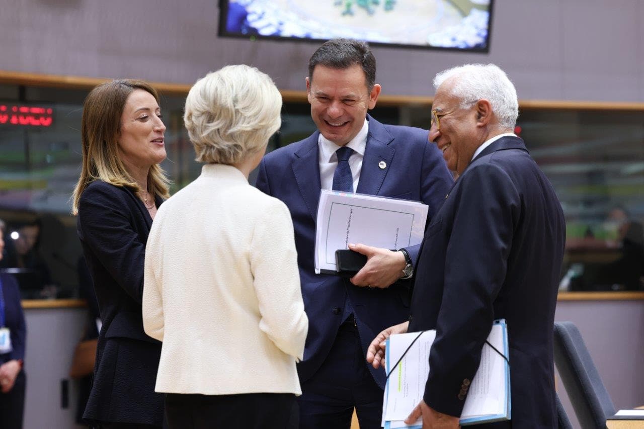 Primeiro-Ministro Luís Montenegro com os presidentes do Parlamento Europeu, Roberta Metsola, da Comissão Europeia, Ursula von der Leyen, e do Conselho Europeu, António Costa, Conselho Europeu, Bruxelas, 6 março 2025 (foto: UE)