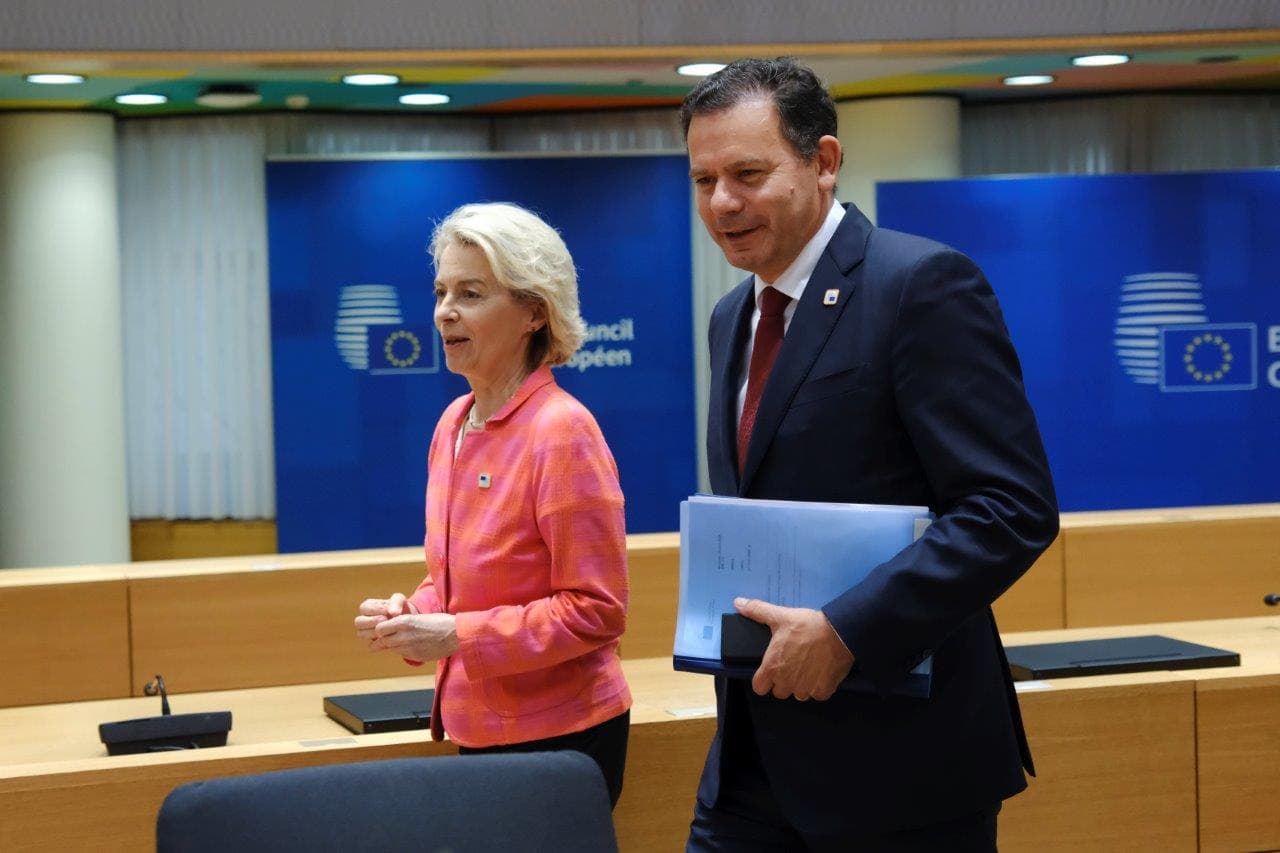 Primeiro-Ministro Luís Montenegro com a presidente da Comissão Europeia, Ursula von der Leyen num intervalo do Conselho Europeu, Bruxelas, 28 junho 2024 (foto: UE)