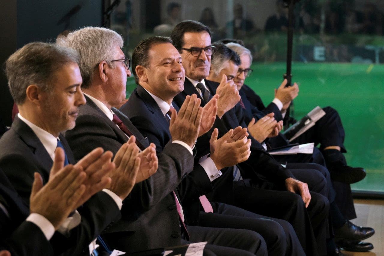 Primeiro-Ministro Luís Montenegro e Ministro dos Assuntos Parlamentares, Pedro Duarte, com Presidente da Câmara e Reitor da Universidade, na inauguração da recuperação do Estádio Universitário do Porto, 22 novembro 2024 (foto: Diana Quintela)