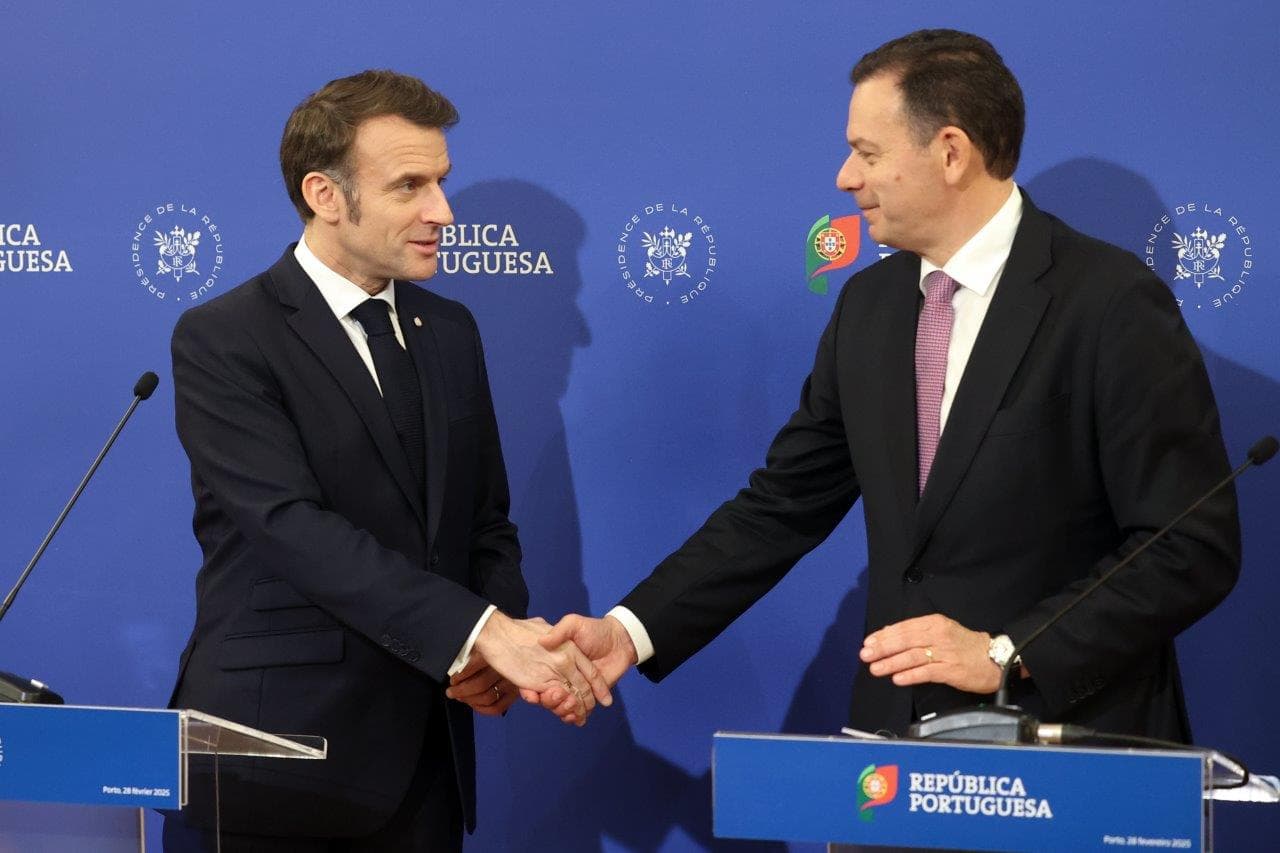 Primeiro-Ministro Luís Montenegro e Presidente da República Francesa, Emmanuel Macron, na declaração após a assinatura do tratado e de acordos bilaterais, Porto, 28 fevereiro 2025 (foto: Paulo Novais/Lusa)