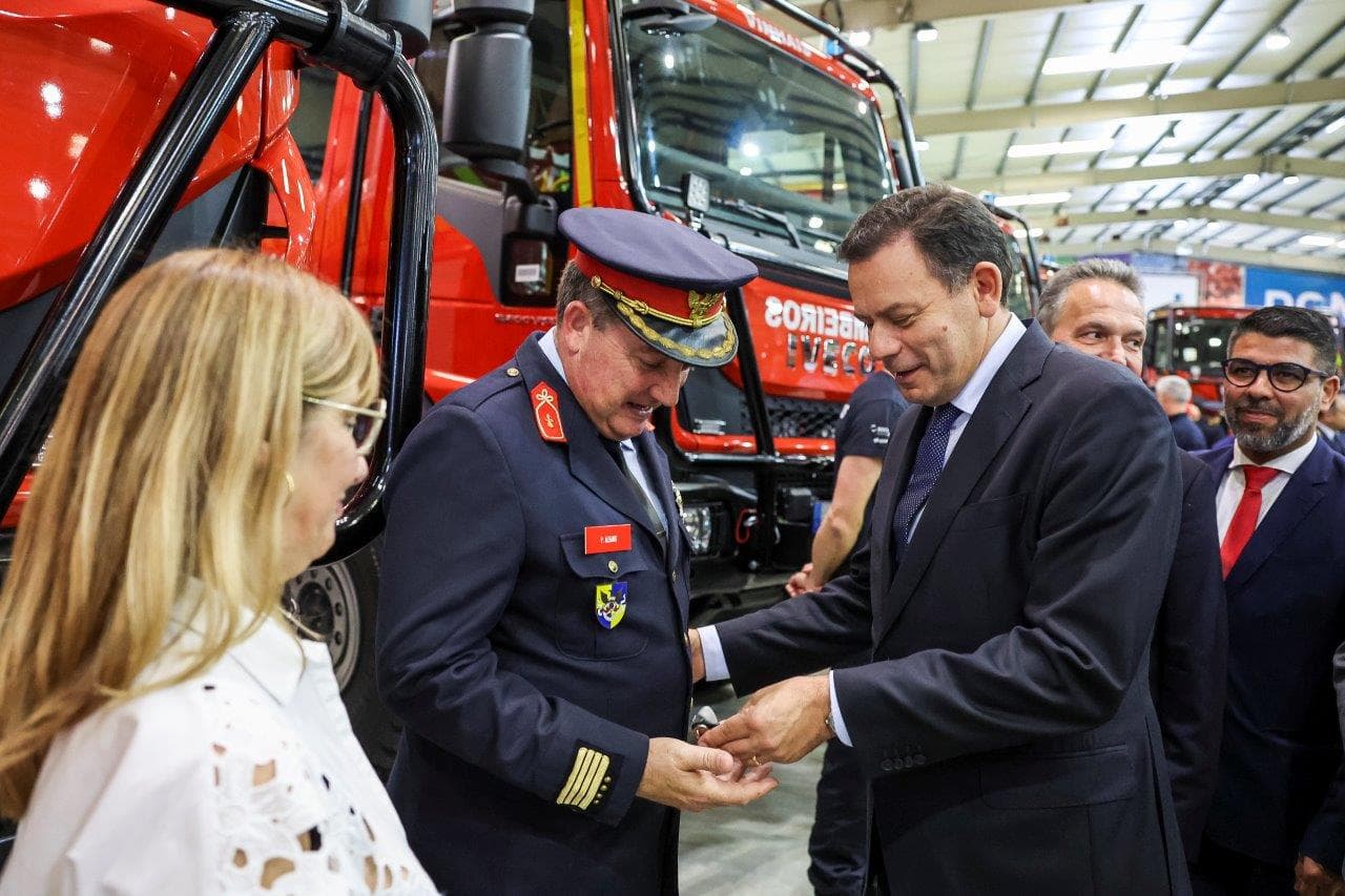 Primeiro-Ministro Luis Montenegro entrega chaves de viaturas a responsáveis dos bombeiros, Pombal, 14 junho 2024 (foto: Paulo Novais/Lusa)