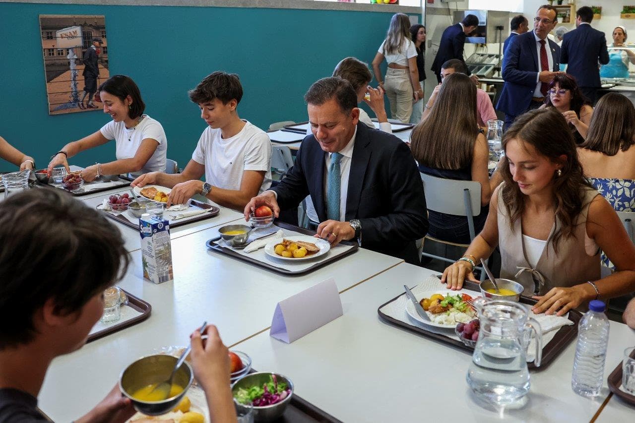 Primeiro-Ministro Luís Montenegro almoça com alunos na cantina da Escola Alves Martins, Viseu, 12 setembro 2024 (foto: Paulo Novais/Lusa)