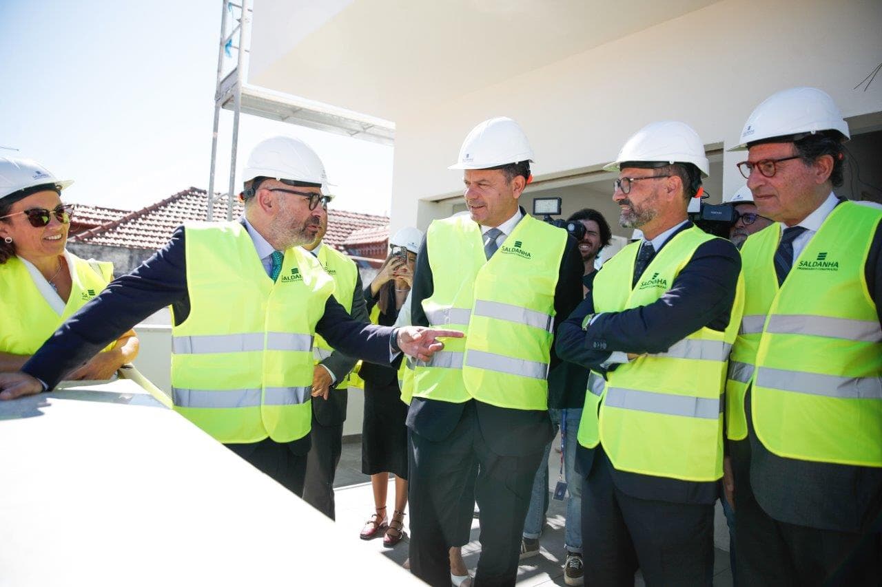 Primeiro-Ministro Luís Montenegro e Ministros Manuel Castro Almeida e Miguel Pinto Luz visitam habitações públicas em construção, Alcanena, 13 setembro 2024 (foto: Paulo Cunha/Lusa)