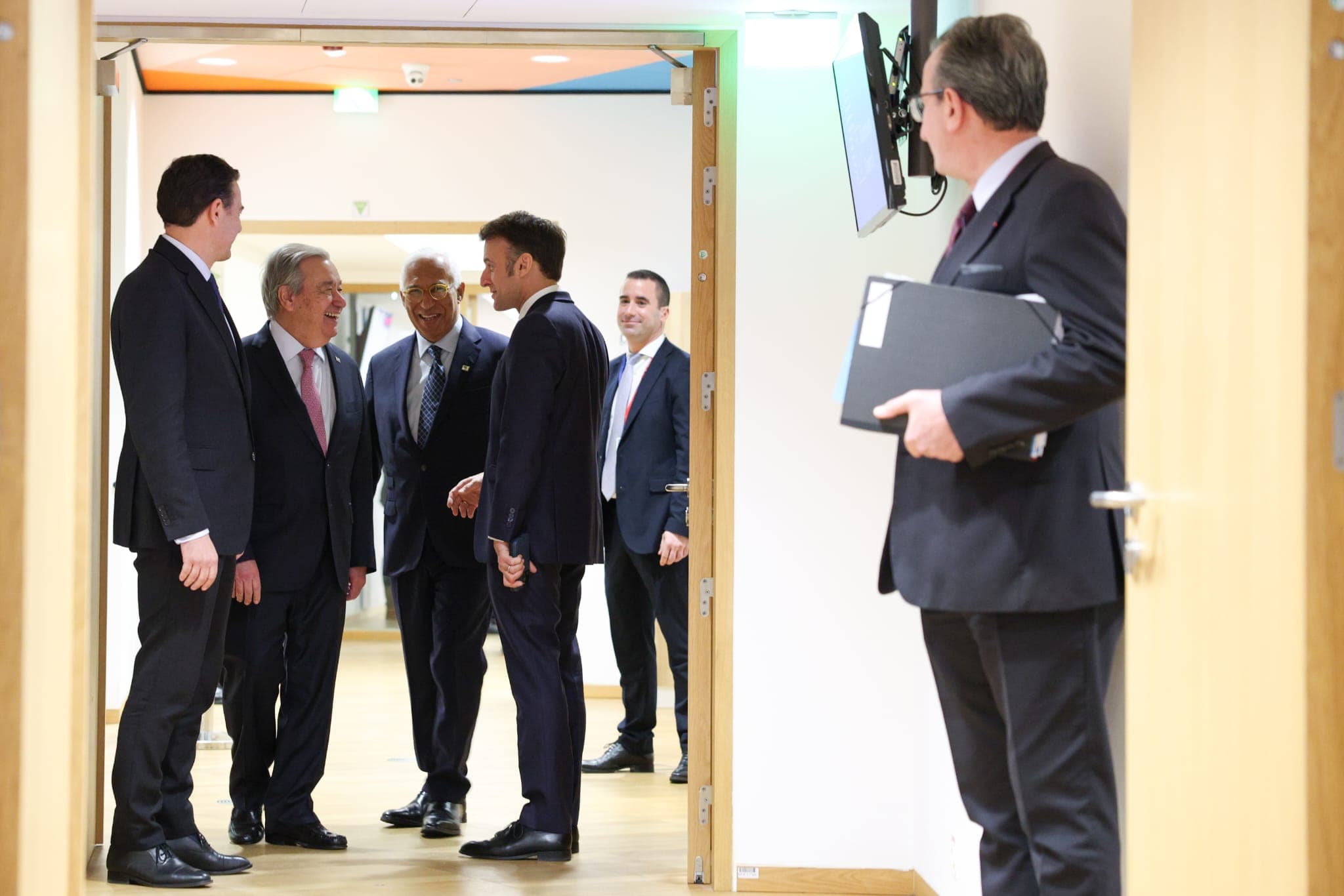 Primeiro-Ministro Luís Montenegro, Presidente do Conselho Europeu, António Costa, Secretário Geral das Nações Unidas, António Guterres, e Presidente da República francesa, Emmanuel Macron, no Conselho Europeu, Bruxelas, 20 março 2025 (foto: UE)