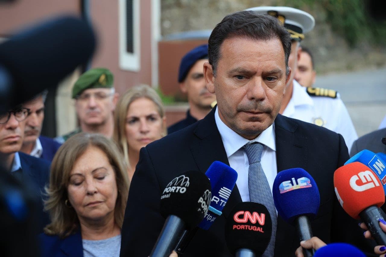 Primeiro-Ministro Luís Montenegro, acompanhado da Ministra da Administração Interna, Margarida Blasco, faz declaração sobre a morte de militares da GNR em acidente no Rio Douro, Lamego, 30 agosto 2024 (foto: Estela Silva/Lusa)