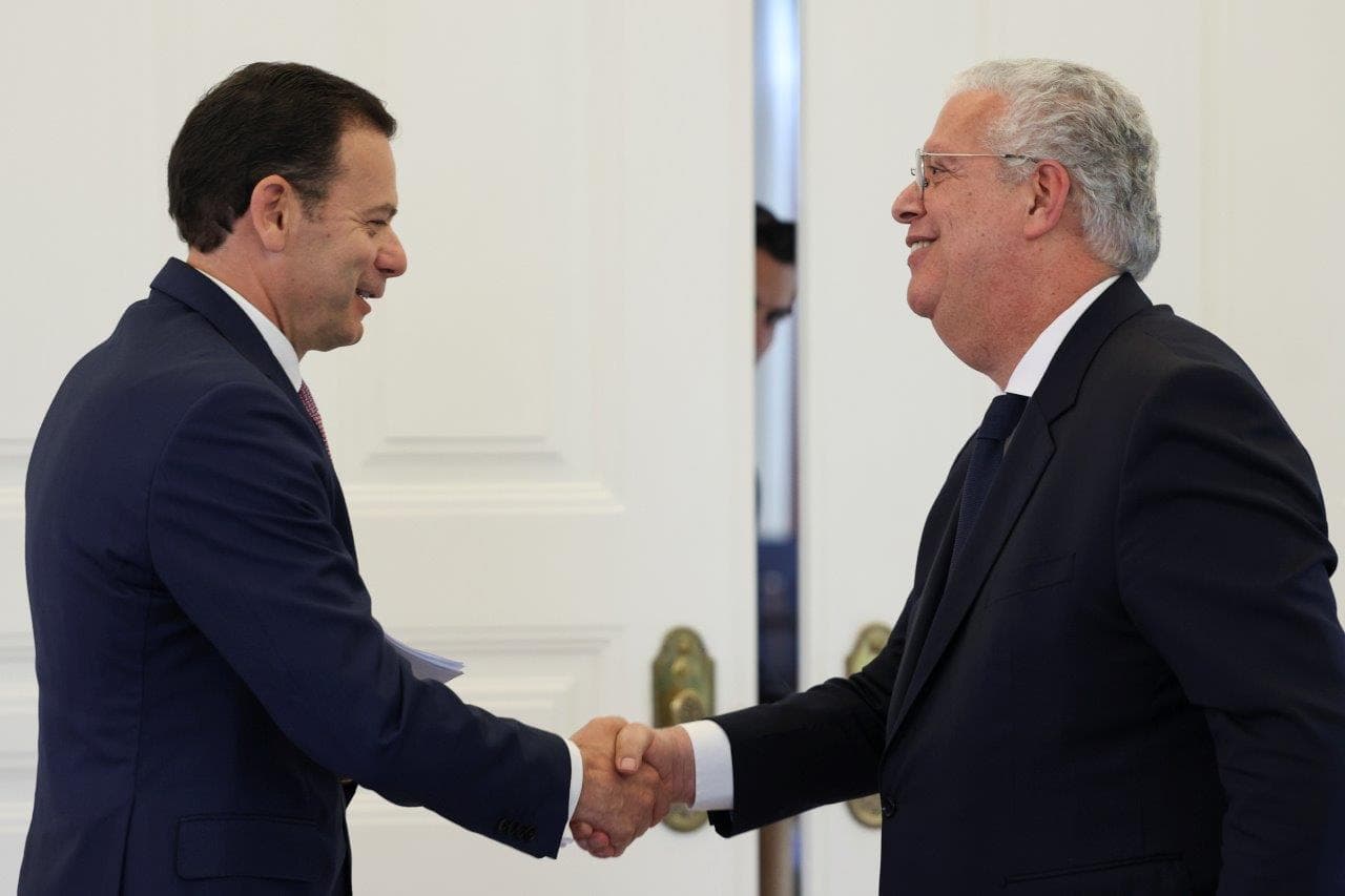 Primeiro-Ministro Luís Montenegro e Ministro da Economia, Pedro Reis, na conferência de imprensa do Conselho de Ministros que aprovou medidas para enfrentar tarifas comerciais, Lisboa, 10 abril 2025 (foto: Miguel A. Lopes/Lusa)