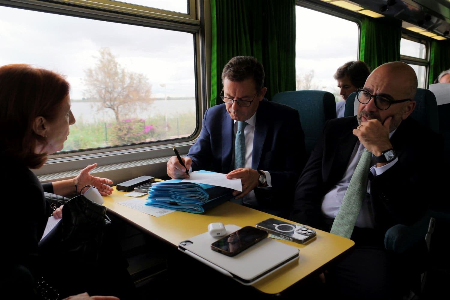 Prime Minister Luís Montenegro, Minister of Infrastructure and Housing, Miguel Pinto Luz, and Minister of Environment and Energy, Maria da Graça Carvalho, Entroncamento, 4 October 2024 (Photo: Gonçalo Borges/Portal do Governo)