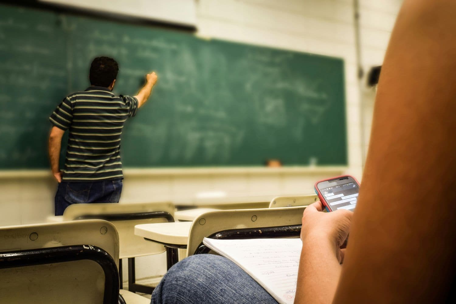 Vão ser atribuídas duas mil bolsas de estudo a novos estudantes matriculados nas licenciaturas e
mestrados em Ciências da Educação/Ensino.