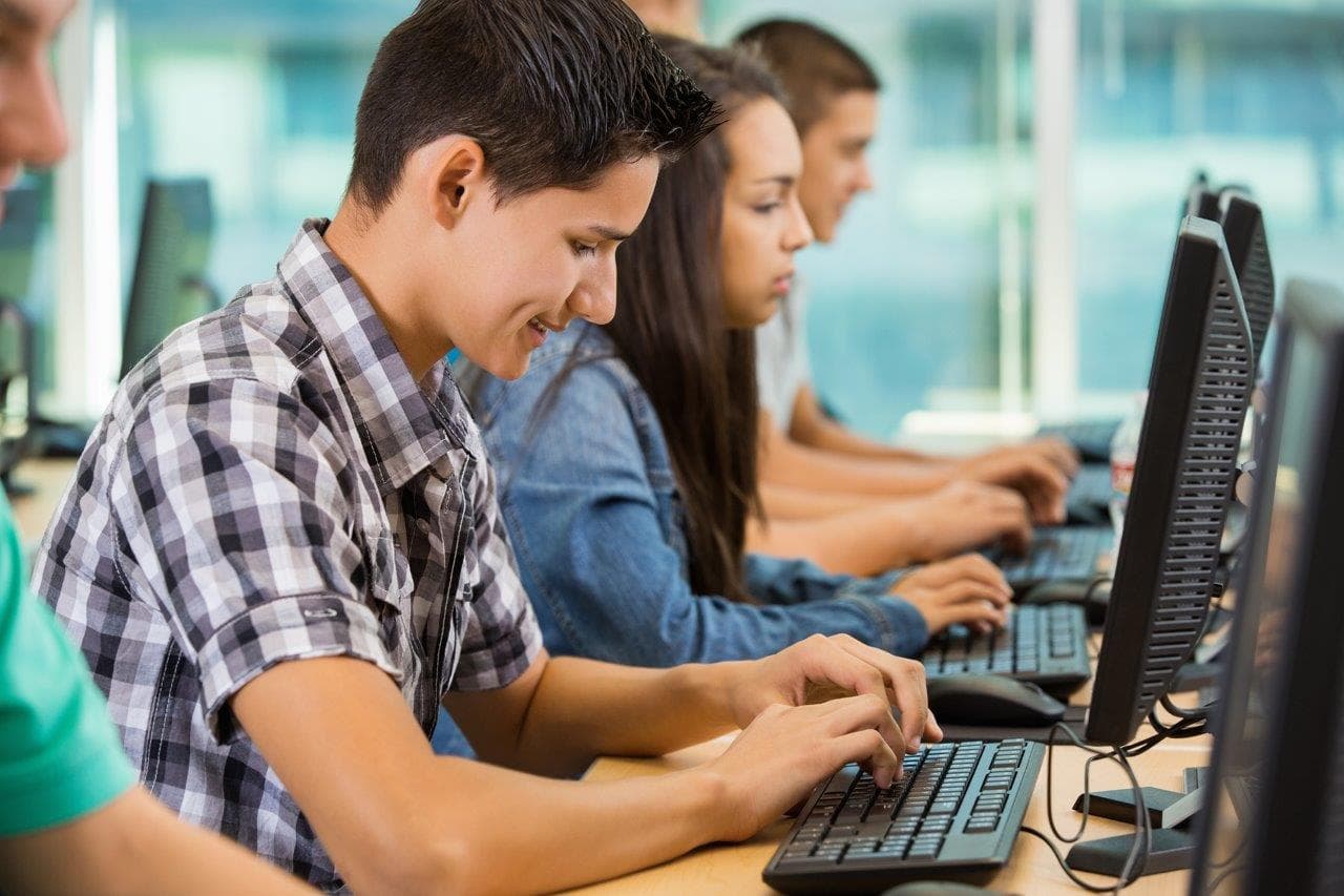 Quatro milhões de euros para reparação de computadores nas escolas