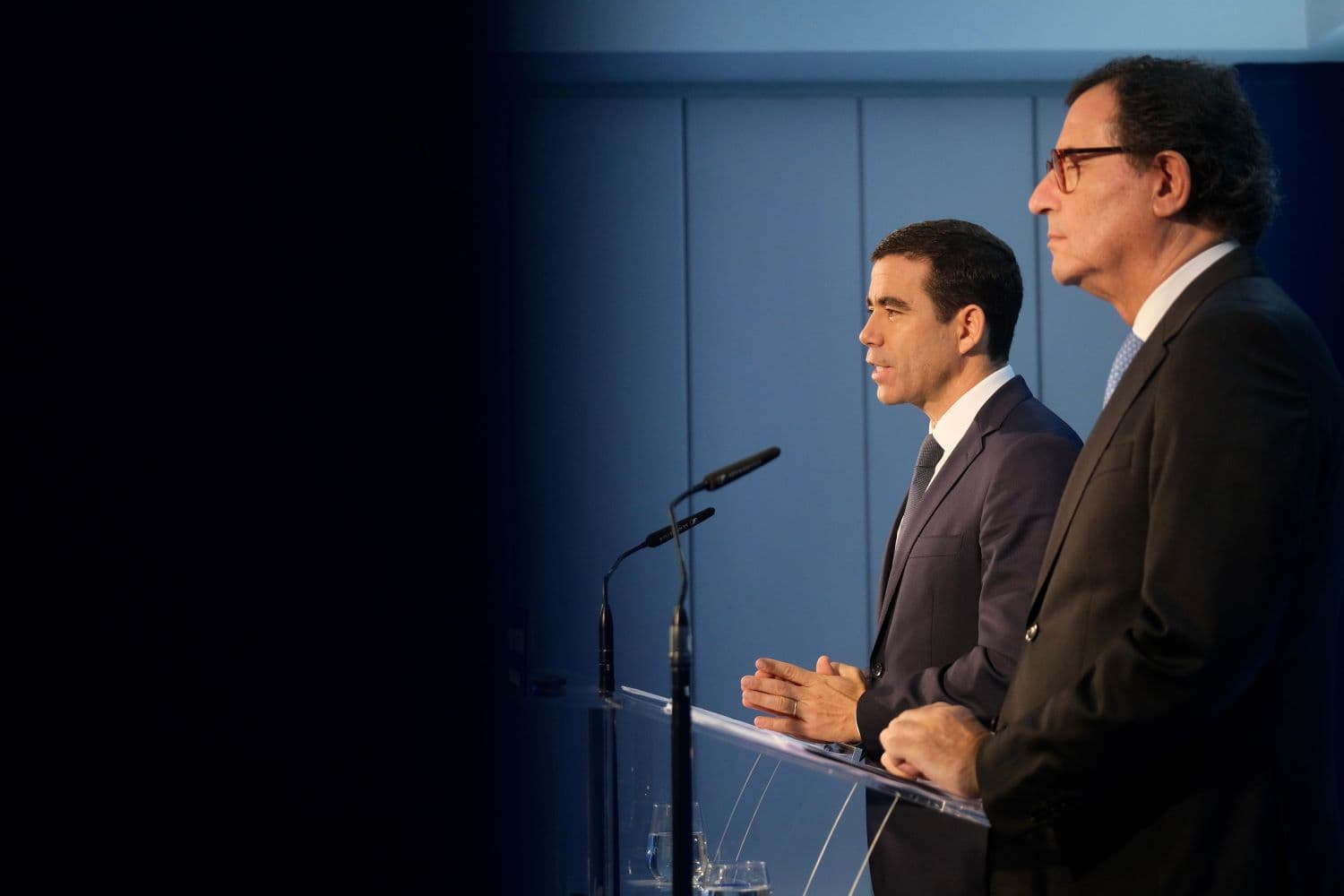 Ministro da Presidência, António Leitão Amaro, e Ministro Adjunto e da Coesão Territorial, Manuel Castro Almeida, na conferência de imprensa do Conselho de Ministros, Lisboa, 26 setembro 2024 (Foto: Diana Quintela/Portal do Governo)