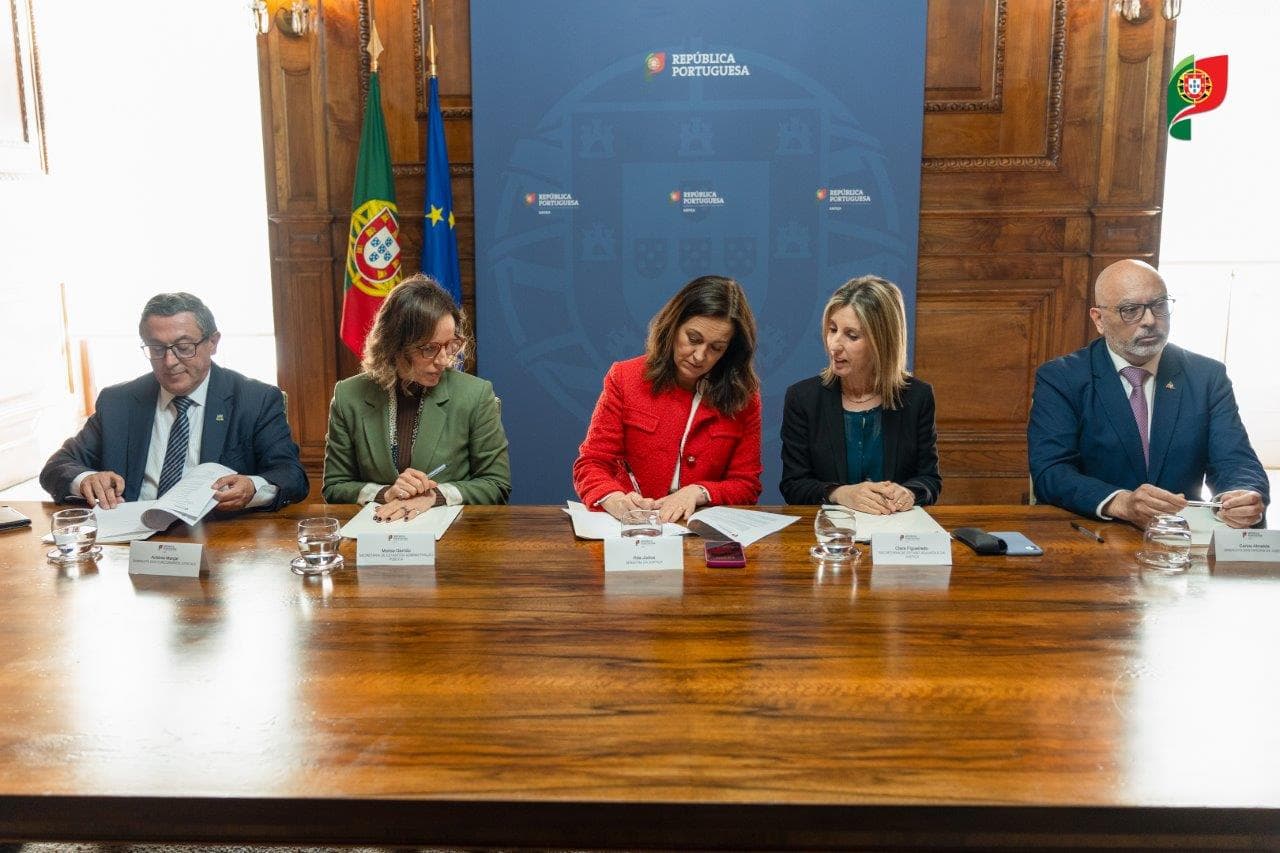 Ministra da Justiça, Rita Alarcão Júdice, e Secretárias de Estado Adjunta e da Justiça, Maria Clara Figueiredo, e da Administração Pública, Marisa Garrido, assinam acordo com sindicatos, Lisboa, 25 fevereiro 2025