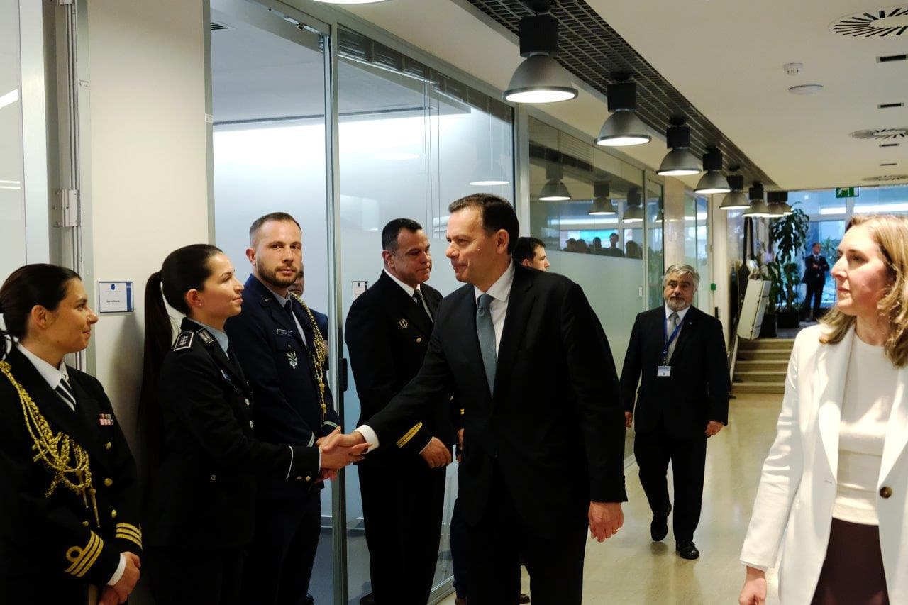 Primeiro-Ministro Luís Montenegro cumprimenta quadro das forças de segurança à entrada para a reunião do Conselho Superior de Segurança Interna, Lisboa, 31 março 2025 (foto: Gonçalo Borges Dias/GPM)