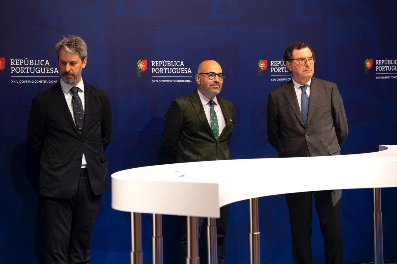 Ministros Adjunto e da Coesão Territorial, Castro Almeida, e das Infraestruturas e da Habitação, Miguel Pinto Luz, na assinatura de termos para recuperação e construção de habitações pelos municípios, Évora, 11 junho 2024 (foto: Diogo Lima)