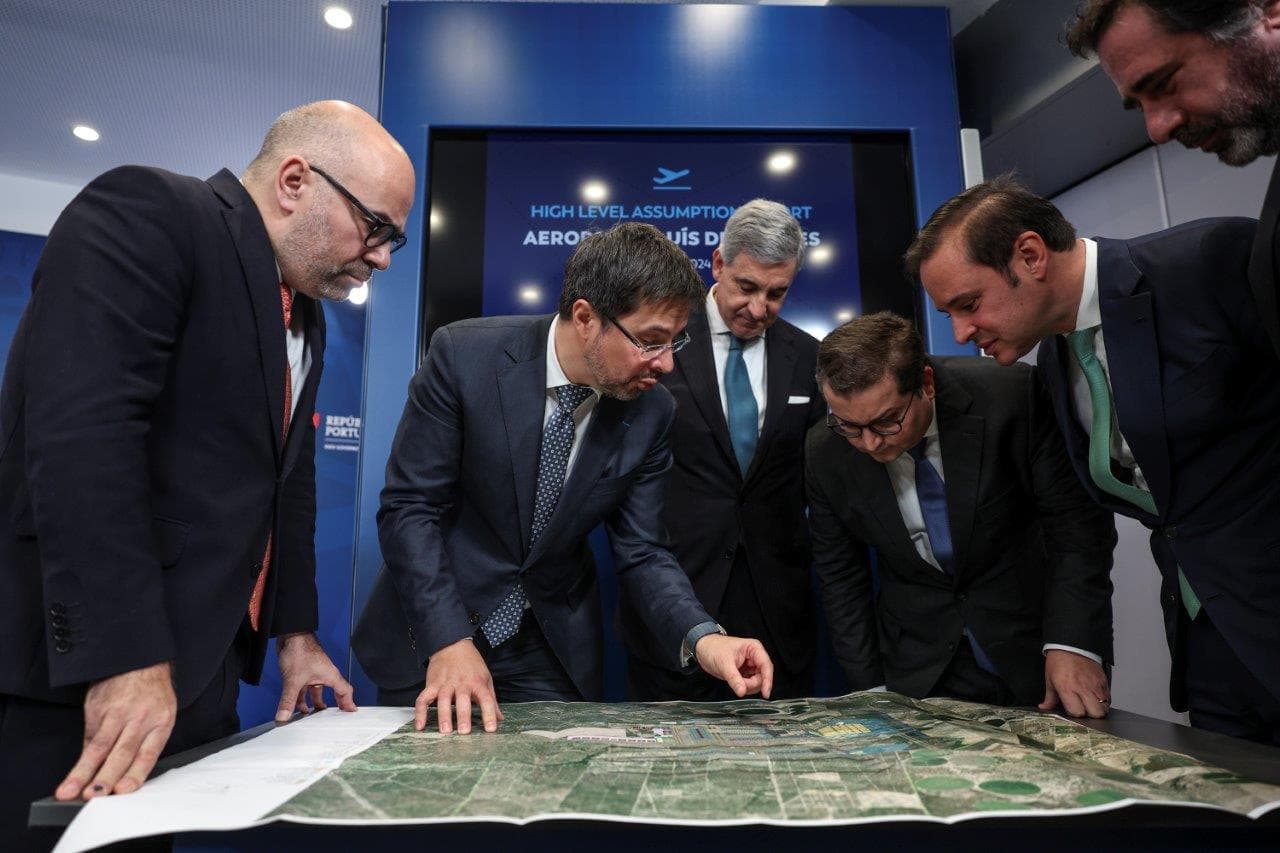 Ministros de Estado e das Finanças, Joaquim Miranda Sarmento, e das Infraestruturas e Habitação, Miguel Pinto Luz, receberam o relatório para a construção do novo aeroporto Luís de Camões, Lisboa, 17 dezembro 2024 (foto André Kosters/Lusa)