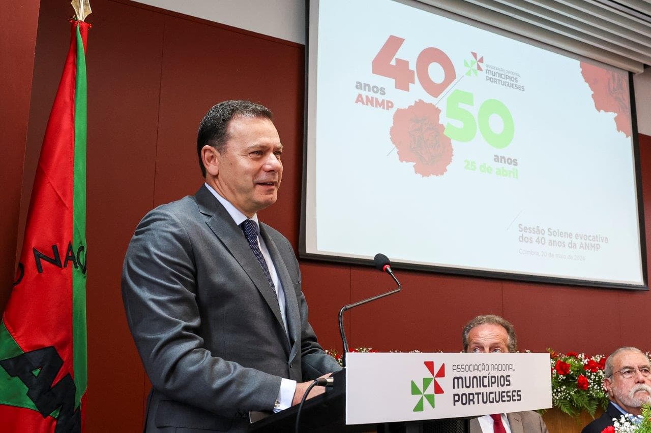 Primeiro-Ministro Luís Montenegro discursa na cerimónia comemorativa do 40.º aniversário da ANMP, Coimbra, 20 maio 2024 (foto: Paulo Novais/Lusa)