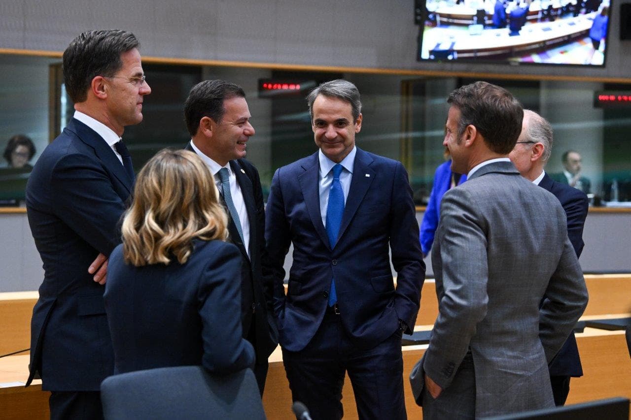 Primeiro-Ministro Luís Montenegro com os Chefe de Governo dos Países Baixos, Mark Rutte, e da Grécia, Kyriakos Mitsotakis, e com o Presidente francês Emmanuel Macron, Conselho Europeu, Bruxelas, 17 abril 2024 (foto: UE)