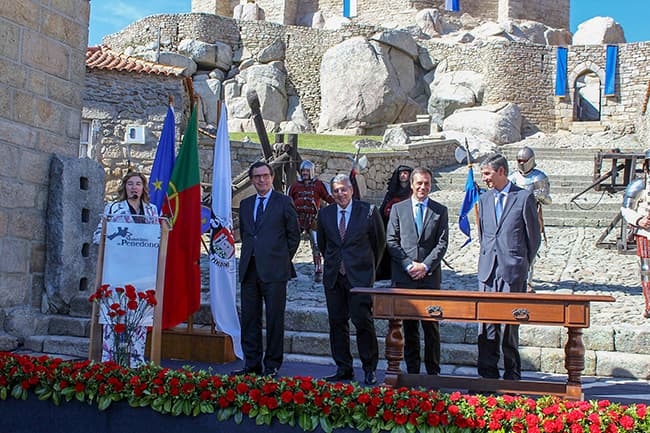 Ministro Adjunto e da Coesão Territorial, Castro Almeida, e Secretários de Estado Helder Reis e Hernâni Dias, na assinatura de contratos de investimento do Portugal2023 com 86 municípios da região Norte, Penedono, 24 abril 2024