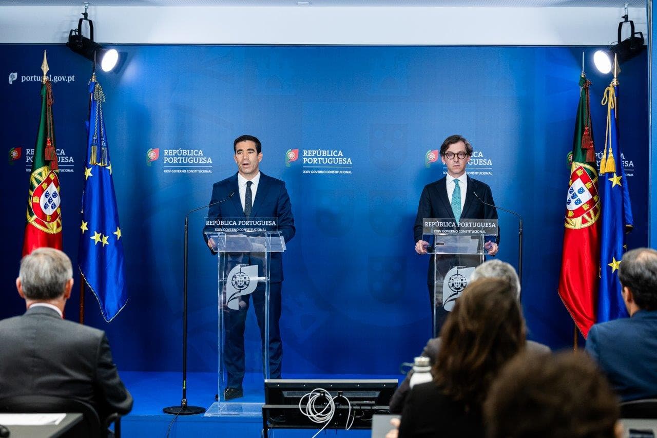 Ministro da Presidência, Leitão Amaro, e Secretário de Estado Rui Armindo de Freitas, apresentam o balanço da resolução de pendências no âmbito do Plano de Ação para as Migrações, Lisboa, 2 junho 2025 (foto: Mariana Branco)