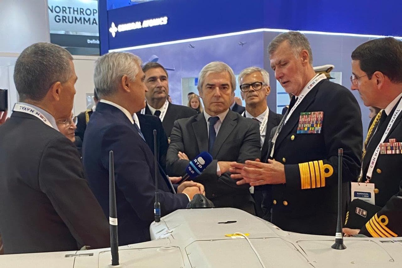 Ministro da Defesa Nacional, Nuno Melo, num stand da feira de industrias de defesa Euronaval, Paris, 4 novembro 2024